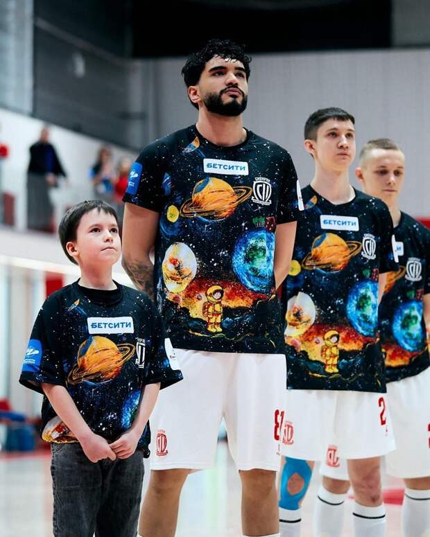 Новосибирские футболисты вышли на игру в форме с космическим рисунком 10-летнего мальчика, который опоздал с ним на конкурс