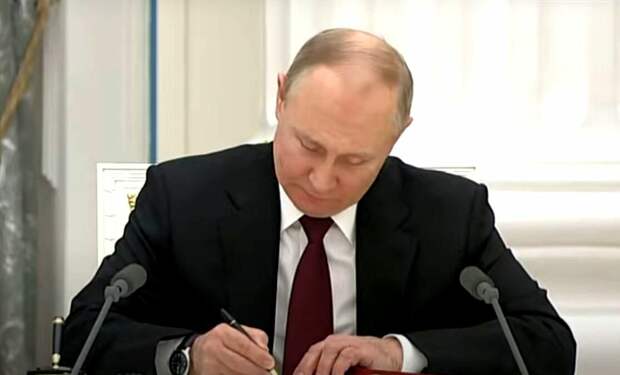 Владимир Путин подписывает документы о признании ДНР и ЛНР (скриншот трансляции)