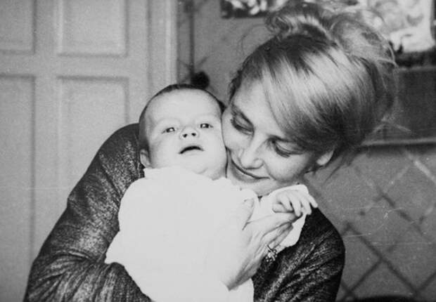 Знаменитая мама с сыном. | Фото: sibmincult.ru.