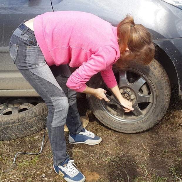 12. Девушки тоже умеют менять колеса даже не пытайся, прикол, смешно, так не бывает, тебе никто не поверит, фото, юмор
