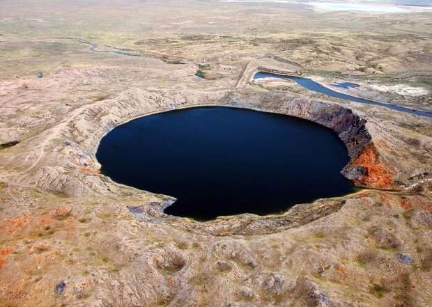 Атомное озеро,образовавшееся в результате ядерного взрыва, Семипалатинск бомбы, взрывы, воронки, исторические факты
