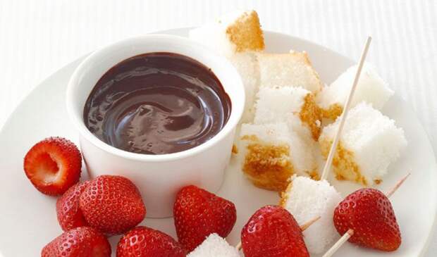 В кофеварке можно сделать шоколадное фондю.