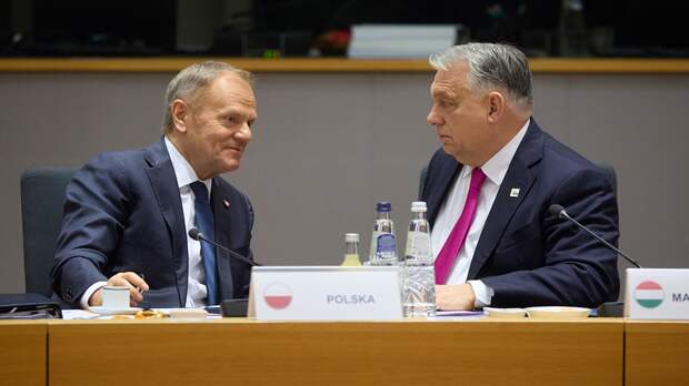 Орбан и Туск разругались в соцсетях из-за финансирования Украины