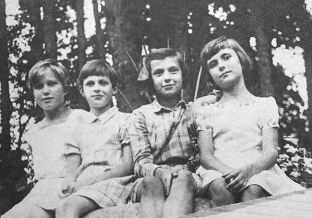 1936 год. На даче командарма 1-го ранга И.П. Уборевича. Справа налево: Мира Уборевич, Светлана Тухачевская, крайняя слева — Надя Уборевич
