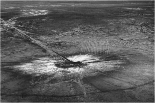 Аэрофотоснимок первого кратера атомной бомбы возле Аламогордо, штат Нью-Мексико, 16 июля 1945 года. бомбы, взрывы, воронки, исторические факты