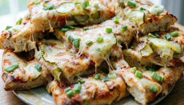 Как в пиццерии, только проще: готовим нежную пиццу с маринованными огурчиками и сыром