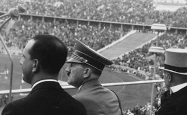 Пролог XI Олимпийские игры Гитлер открывал лично, как и положено лидеру принимающей страны. Его речи перед собравшейся прессой стали образцом умелого политического красноречия. Диктатор превозносил значимость соревнований: честная схватка, пробуждающая лучшие человеческие качества, дух рыцарского поединка, где победитель на равных общается с проигравшим. Именно эти Олимпийские игры, по заверению Гитлера, станут фактором, который будет способствовать урегулированию неспокойной политической обстановки. Кажется немного надуманным? Вам не кажется. Вся Олимпиада, от начала до конца, была разработана исключительно как PR-акция авторитарного режима Третьего рейха — и операция эта, к сожалению, вполне удалась.