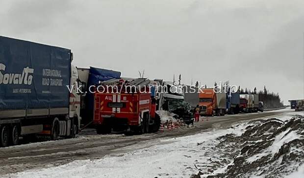 Появились жуткие фото с места ДТП, где погиб водитель фуры из Карелии