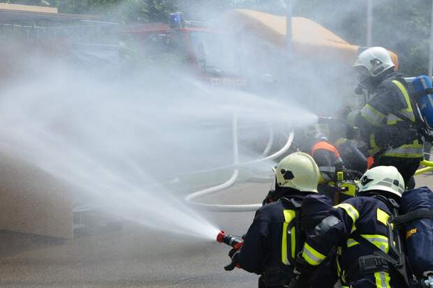 В Томске пожарный шланг «напал» на пенсионерку
