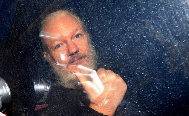 На фото: основатель WikiLeaks Джулиан Ассанж