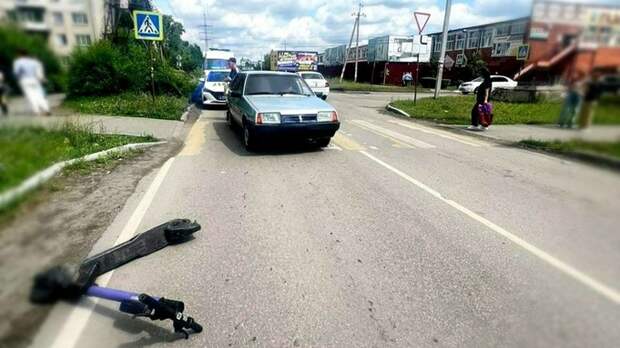 В Бийске молодой водитель сбил девочку, выехавшую на самокате на пешеходный переход