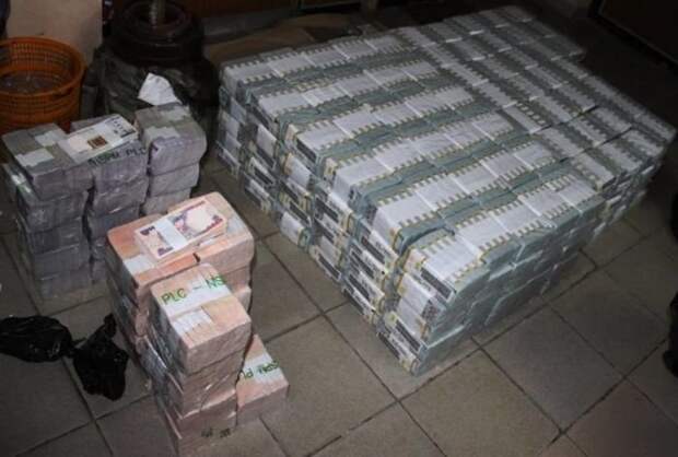 В Нигерии в нежилой квартире обнаружили 43 миллиона долларов В Нигерии в нежилой квартире обнаружили 43 миллиона долларов