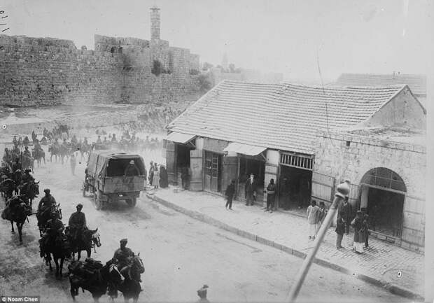 Слева - кавалеристы движутся мимо Цитадели Давида, 1900 г. Справа - как это место выглядит сегодня Израиль, архивные фотографии, иерусалим, история, прошлое и настоящее, сравнение, тогда и сейчас, тогда и сегодня