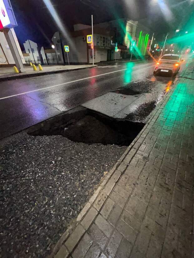 На пересечении Артема/Труда в Донецке после недавних работ провалилось