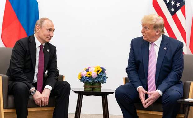 На фото (слева направо): президент РФ Владимир Путин и президент США Дональд Трамп.