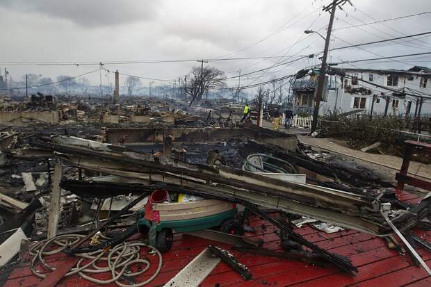 От 80 до 100 домов уничтожены сильным пожаром в районе Куинс в Нью-Йорке