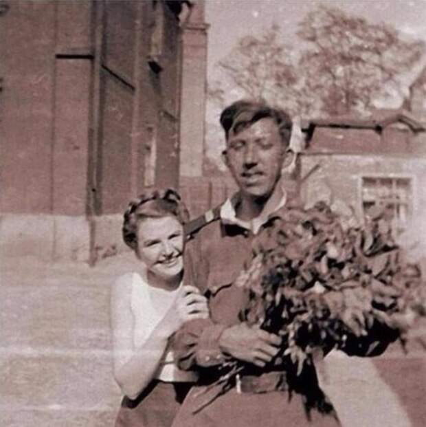 Юрий Никулин с мамой, 18 мая 1946 года Раневская, актёры, архив, звёзды, кино, миронов, мосфильм, никулин, тихонов