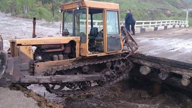 Наводнение в Алтае принесло в поселок балистическую ракету (5 фото)