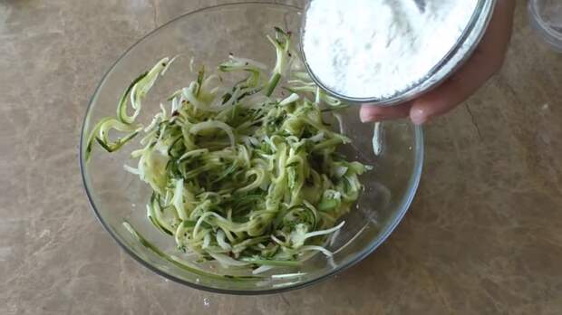 Кабачковые оладьи в корейском стиле Еда, Оладьи, Вкусно, Готовим дома, Другая кухня, Приготовление, Кабачок, Цукини, Видео, Длиннопост