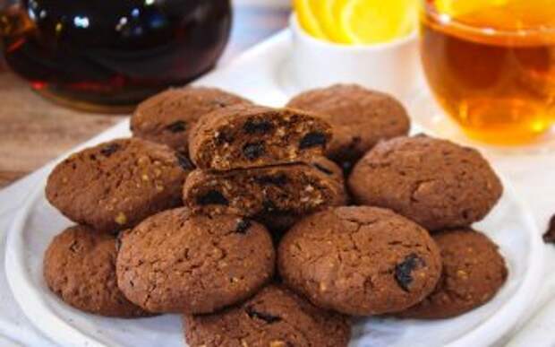 Шоколадное печенье с овсяными хлопьями и вяленой вишней