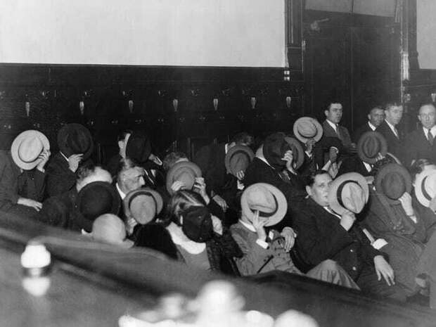 Гангстеры прячут лица во время суда над Аль Капоне, 1931 год Гангстеры прячут лица во время суда над Аль Капоне, 1931 год