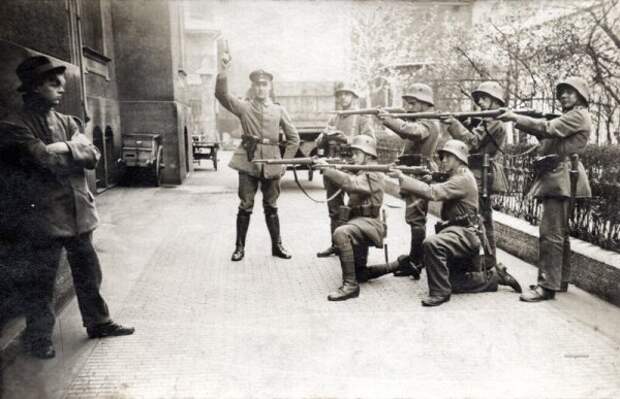 Немецкий коммунист не склонил голову перед расстрельным взводом. Мюнхен, 1919 г.