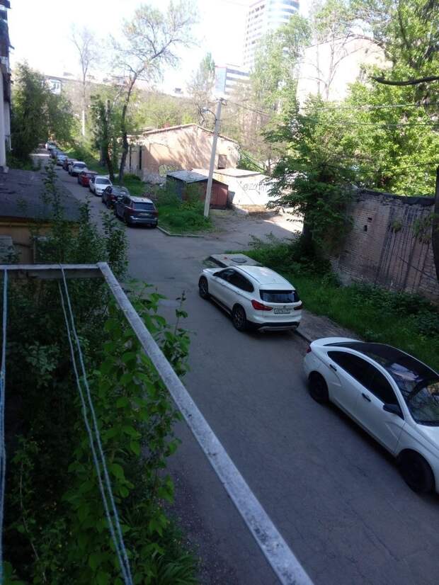 Водители машин совсем потеряли совесть, приезжают во дворы жилых домов и ставят машины прямо на газоны превратили двор в общественную стоянку Артёма 6...