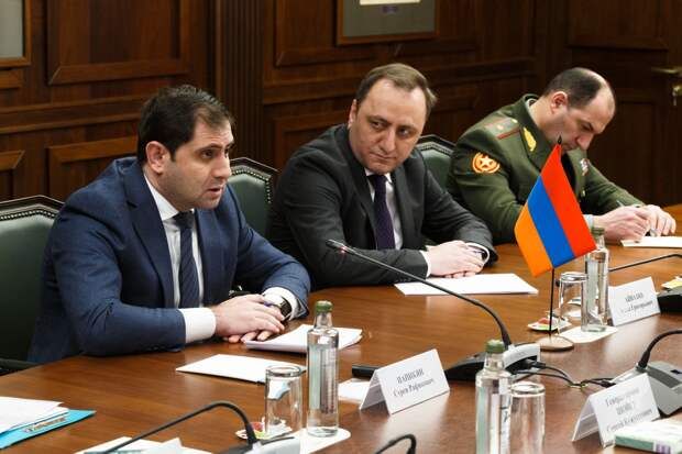 Глава Минобороны Армении в "день X" покинул страну: "Да здравствует писающий мальчик!"
