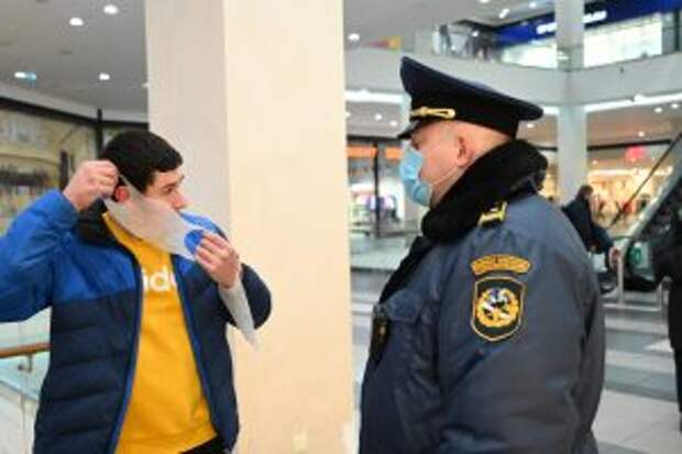 В трех ТЦ на севере Москвы оштрафовали 68 покупателей без масок и перчаток. Фото: Алексей Орлов, «Вечерняя Москва»