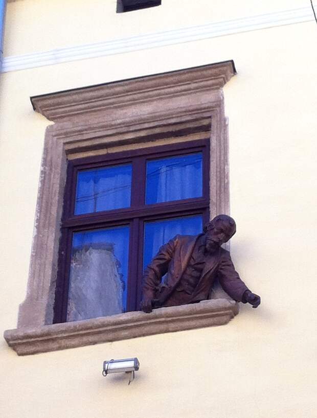 Ян Зег выглядывающий из окна, Львов