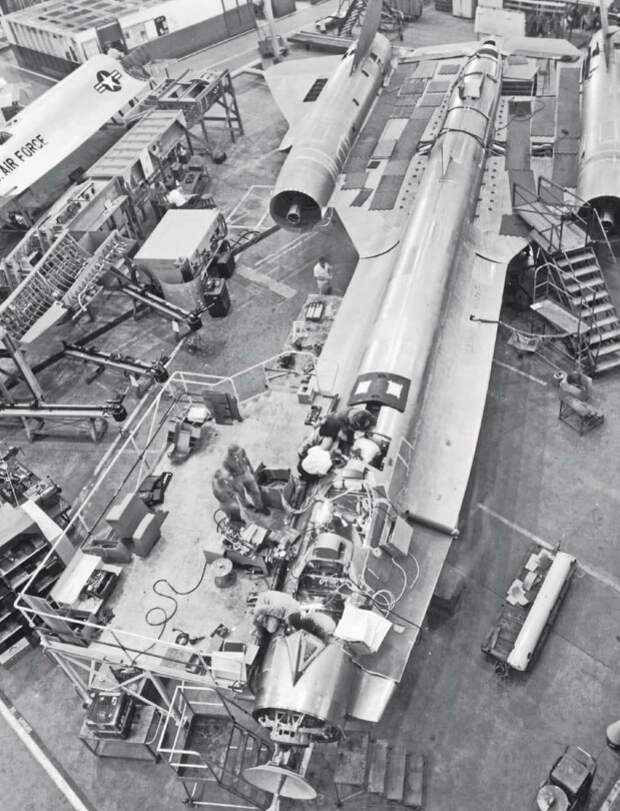 Сборка одного из YF-12. Сборка одного из YF-12.
