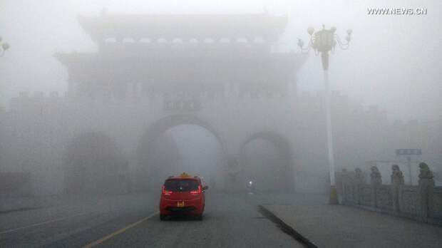 Китай впервые в истории объявил «красный» уровень опасности из-за ужасного смога