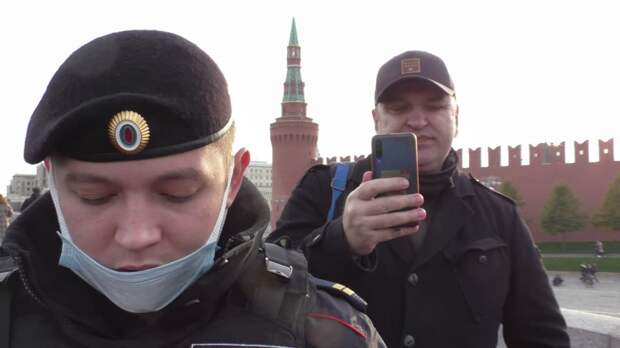Либералы, дежурящие возле импровизированного мемориала на месте убийства своего кумира Бориса Немцова в центре...