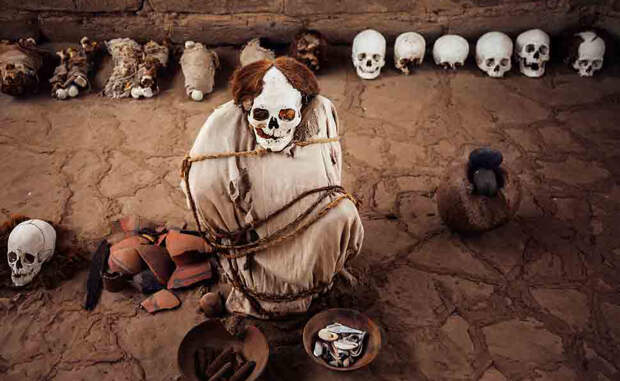 Кладбище Чаучилла Перу На этом древнем кладбище, расположенном в 30 километрах от города Наска, похоронены доиспанские мумифицированные человеческие останки. Исключительно сухой климат перуанской пустыни сохранил их удивительно хорошо: первые исследователи убегали, заметив обнаженные трупы в хлопковых одеяниях.