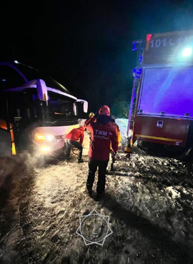 Туристический автобус застрял на подъеме к Медеу в Алматы