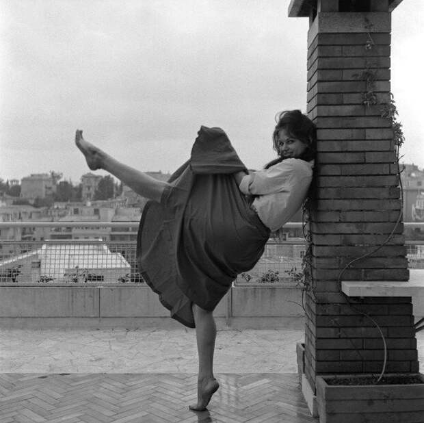 Клаудия Кардинале танцует босиком на террасе на крыше в Риме в 1959 году. Фотографии со съёмок, актеры, кинематограф, режиссеры