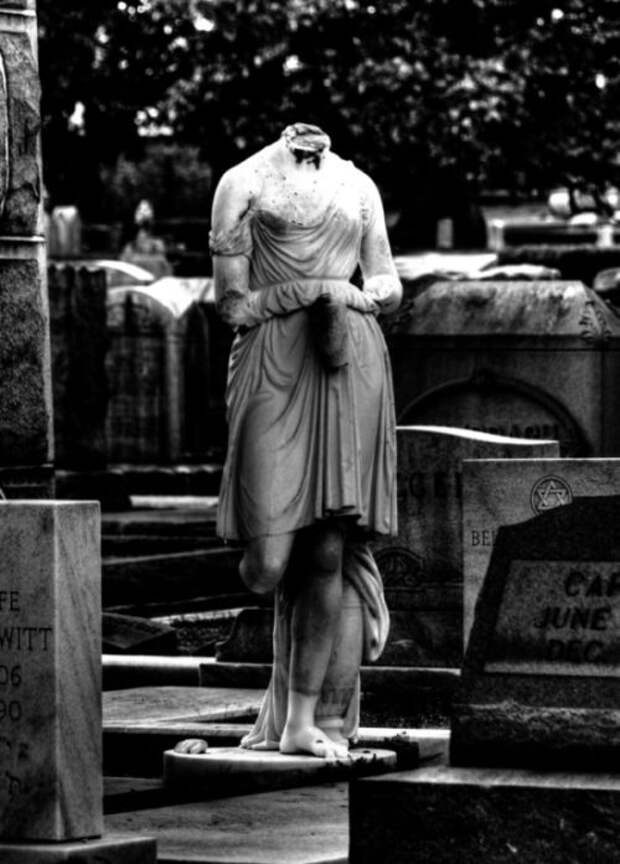 Жуткие кладбищенские статуи (17 фото)