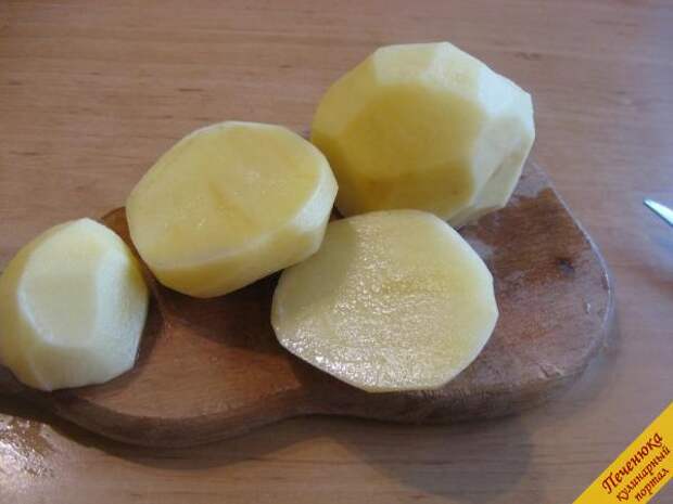 1) Для приготовления хвороста из картофеля очистим картофель и разрежем его на 2-4 части.