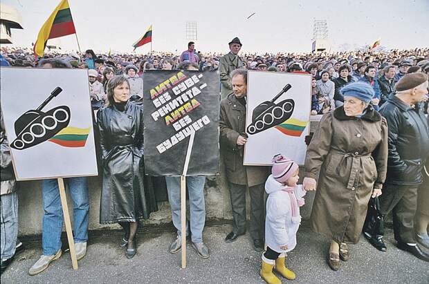 В Литве митинги проходили по тому же сценарию, что и в других республиках Советского Союза. Демократы лишь назывались по-разному, но требовали одного и того же. Фото: Борис БАБАНОВ/РИА Новости 