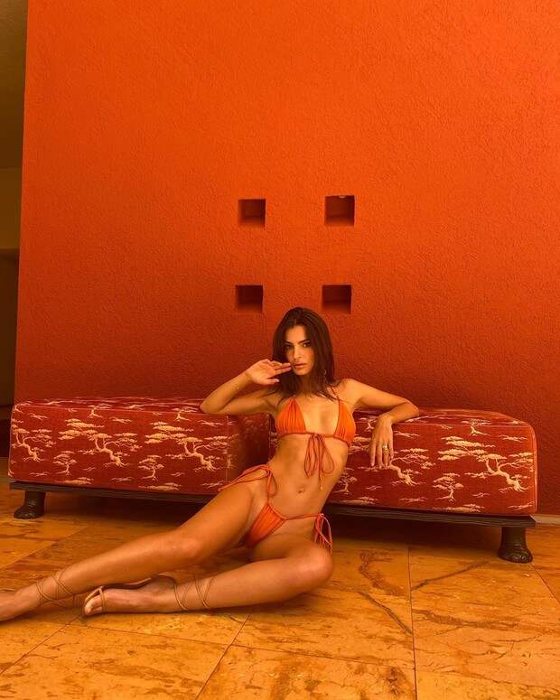 Фото №2 - Солнце пустыни: Эмили Ратаковски в оранжевом бикини на завязках