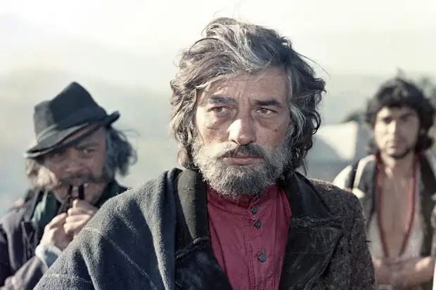 «В жизни надо уметь сгорать дотла». Вдовство, тюрьма и губительная любовь актеров фильма «Табор уходит в небо»