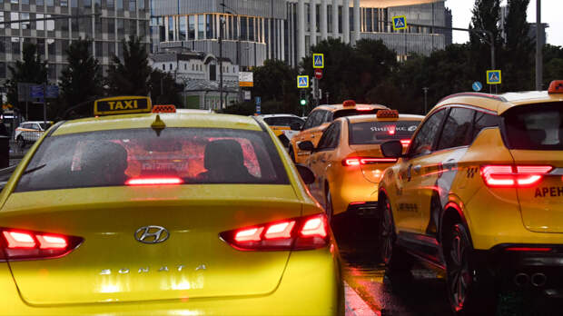 В Госдуме объяснили невозможность ограничить цены на такси в Новый год
