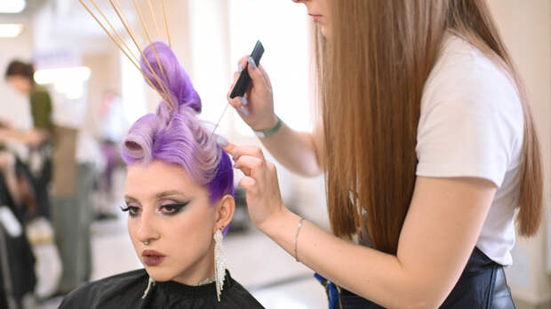 Стрижки по лунному календарю на июль 2025: когда лучше идти к парикмахеру