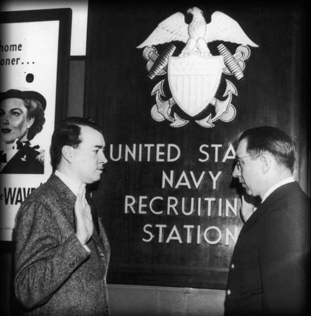 Уильям Патрик Гитлер, племянник Адольфа Гитлера, принимает присягу при поступлении на службу в ВМФ США, 1944 год. было, история, фото