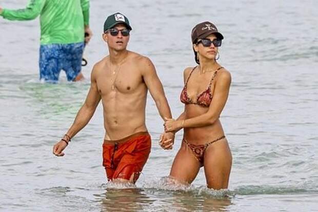 Джессика Альба в бордовом бикини засветилась с новым бойфрендом в Майами