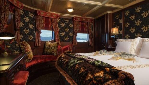 Спальная каюта яхты Amphitrite выполнена в стиле лучших отелей мира.