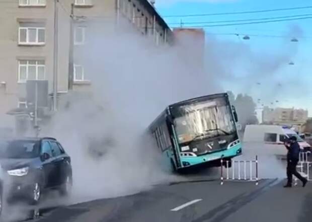 Автобус с пассажирами в Санкт-Петербурге провалился в яму с кипятком