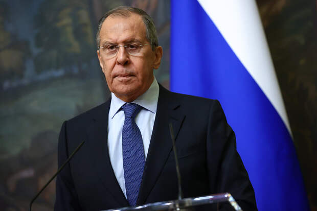 Сергей Лавров в Китае надел маску с необычной надписью и удивил пользователей Сети