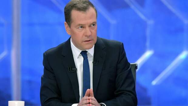 Не продержались и 4 года: Медведев снова поднял зарплату чиновникам