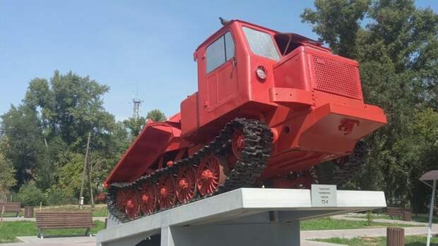 Дело одной буквы. Мэрия Рубцовска проиграла суд из-за "неправильного" трактора-памятника